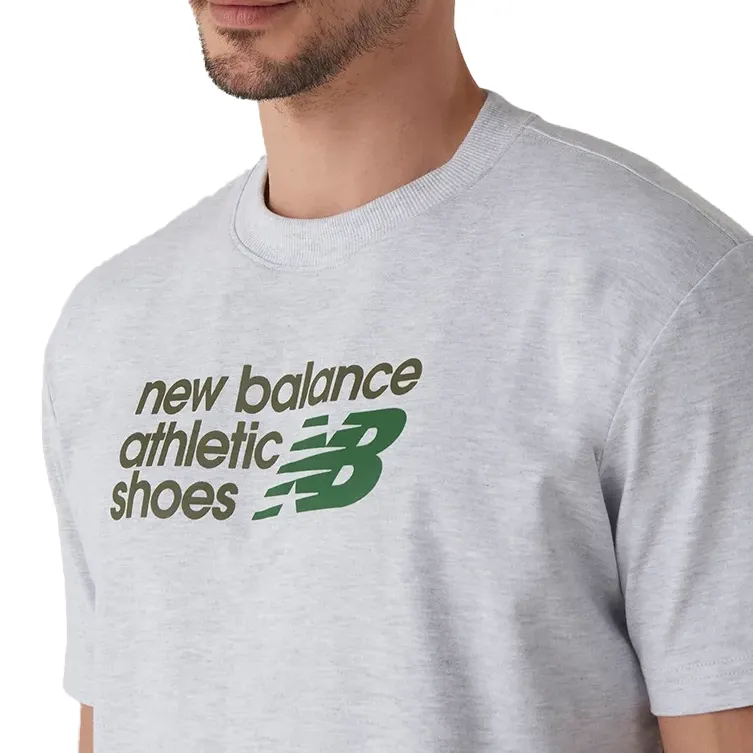 Camiseta masculina New Balance cinza claro com estampa verde vista lateral para detalhes